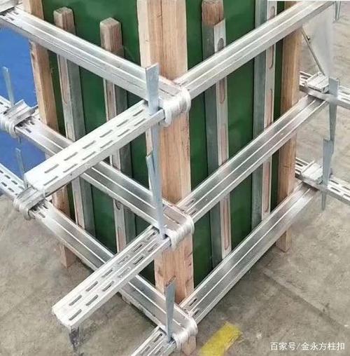 方柱紧固件是现代建筑工程施工中,频繁使用的建筑施工材料,主要用于方